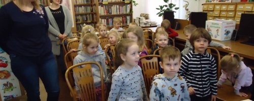 Maluchy poznają bibliotekę
