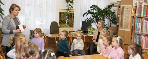 Pierwsza wizyta przedszkolaków w bibliotece